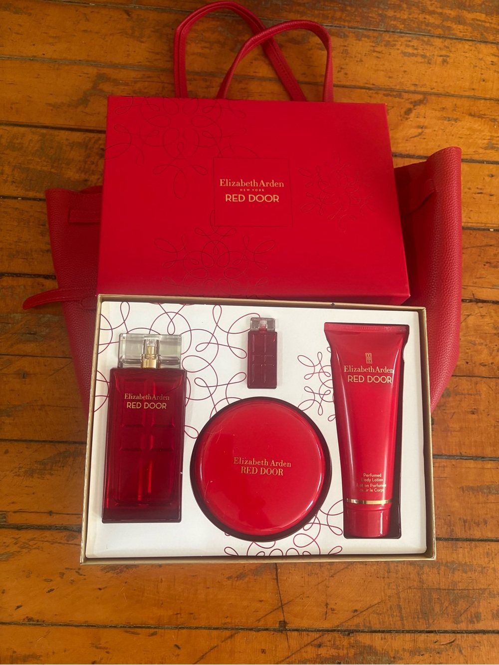 New Elizabeth Arden Red Door Bath & Body Set